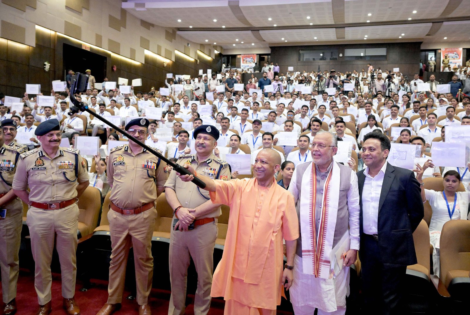 उत्तर प्रदेश पुलिस भर्ती एवं प्रोन्नति बोर्ड की लिपिक संवर्ग सीधी भर्ती-2023 में चयनित अभ्यर्थियों को मुख्यमंत्री योगी आदित्यनाथ ने नियुक्ति पत्र सौंपे। लखनऊ में आयोजित कार्यक्रम में नवचयनित अभ्यर्थियों ने अपनी सफलता का श्रेय मेहनत, योग्यता और परिवार के सहयोग को दिया। अभ्यर्थियों ने भर्ती प्रक्रिया को निष्पक्ष एवं पारदर्शी बताते हुए कहा कि चयन के दौरान उन्हें न सिफारिश की जरूरत पड़ी और न किसी तरह का लेनदेन करना पड़ा। नियुक्ति पत्र मिलने पर अभ्यर्थियों ने खुशी और गर्व व्यक्त किया।