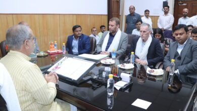 इंडो-जर्मन गेटवे प्रोग्राम के तहत उत्तर प्रदेश के MSME और स्टार्टअप्स को वैश्विक बाजार से जोड़ने की दिशा में नई पहल शुरू की गई है। जर्मन प्रतिनिधिमंडल ने एमएसएमई मंत्री भूपेंद्र सिंह चौधरी से मुलाकात कर व्यापार, निवेश और तकनीकी सहयोग पर चर्चा की। 12 माह के इस कार्यक्रम में चयनित इकाइयों को जर्मनी में बाजार समझने, कानूनी कंपनी स्थापित करने और विदेशी खरीदारों से संपर्क में सहायता मिलेगी।