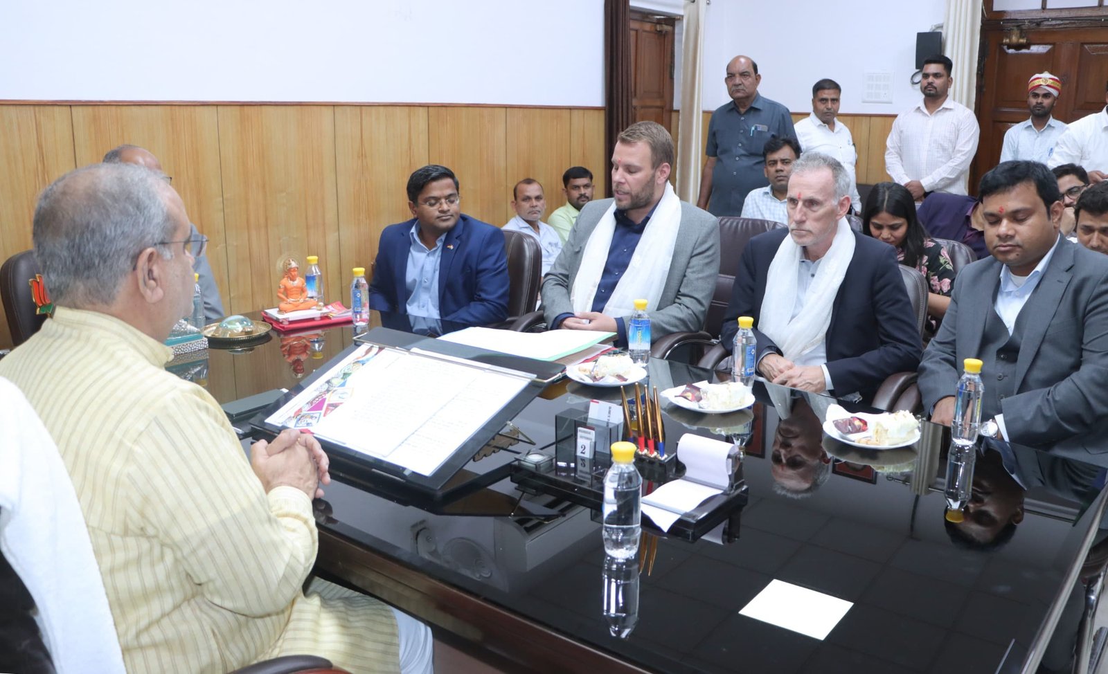 इंडो-जर्मन गेटवे प्रोग्राम के तहत उत्तर प्रदेश के MSME और स्टार्टअप्स को वैश्विक बाजार से जोड़ने की दिशा में नई पहल शुरू की गई है। जर्मन प्रतिनिधिमंडल ने एमएसएमई मंत्री भूपेंद्र सिंह चौधरी से मुलाकात कर व्यापार, निवेश और तकनीकी सहयोग पर चर्चा की। 12 माह के इस कार्यक्रम में चयनित इकाइयों को जर्मनी में बाजार समझने, कानूनी कंपनी स्थापित करने और विदेशी खरीदारों से संपर्क में सहायता मिलेगी।
