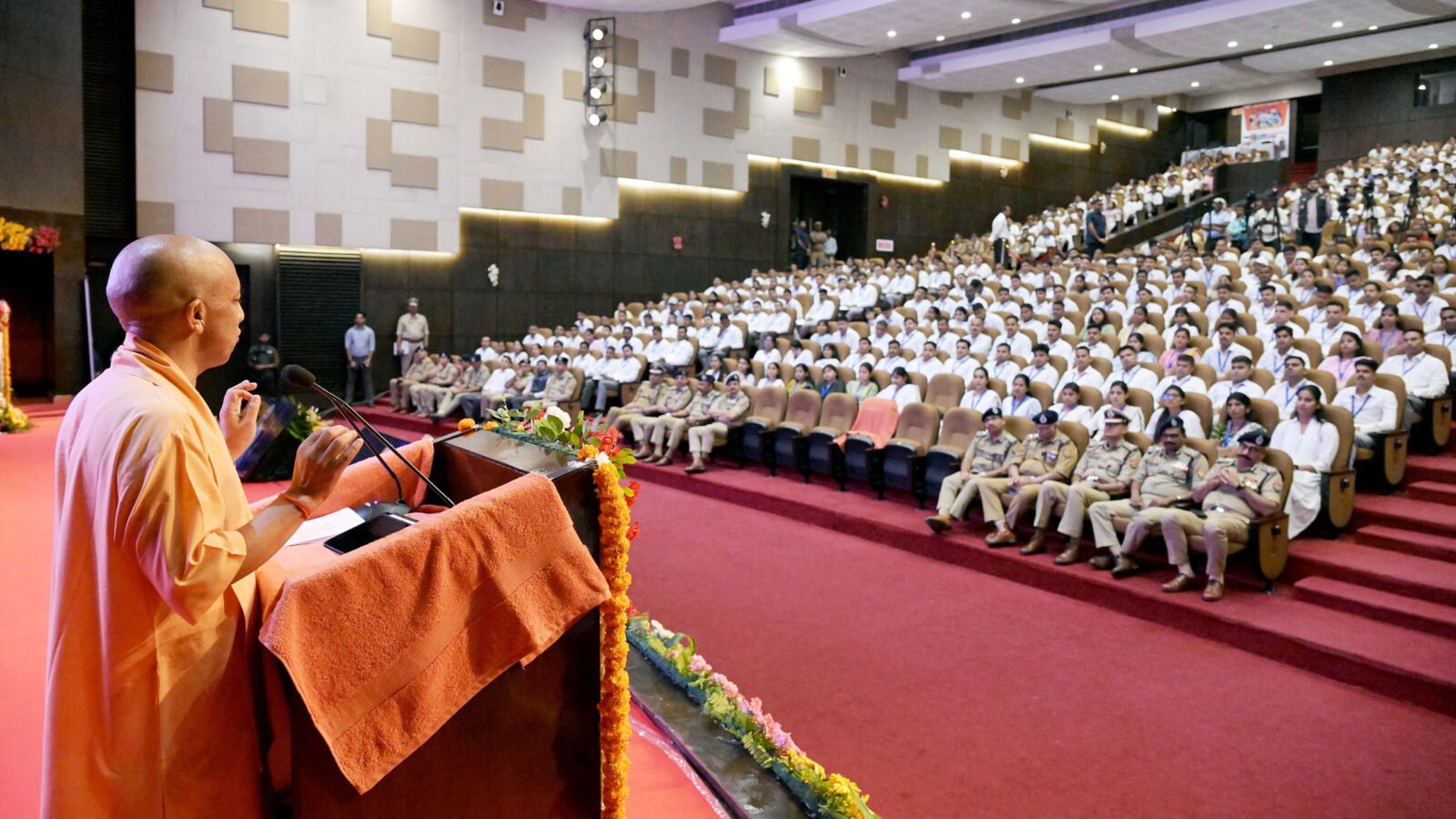 लखनऊ में उत्तर प्रदेश पुलिस भर्ती एवं प्रोन्नति बोर्ड की लिपिक संवर्ग सीधी भर्ती-2023 के तहत 912 चयनित अभ्यर्थियों को नियुक्ति पत्र वितरित किए गए। मुख्यमंत्री योगी आदित्यनाथ ने विपक्ष पर निशाना साधते हुए कहा कि सरकार नियुक्तियां देती जाएगी। उन्होंने अगले छह महीने में एक लाख युवाओं को सरकारी नौकरी देने और हर सप्ताह बड़े भर्ती आयोजन की बात कही। मुख्यमंत्री ने भर्ती प्रक्रिया में पारदर्शिता, पुलिस बल के विस्तार, प्रशिक्षण क्षमता और तकनीकी सुविधाओं में बढ़ोतरी का भी उल्लेख किया।