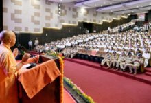 लखनऊ में उत्तर प्रदेश पुलिस भर्ती एवं प्रोन्नति बोर्ड की लिपिक संवर्ग सीधी भर्ती-2023 के तहत 912 चयनित अभ्यर्थियों को नियुक्ति पत्र वितरित किए गए। मुख्यमंत्री योगी आदित्यनाथ ने विपक्ष पर निशाना साधते हुए कहा कि सरकार नियुक्तियां देती जाएगी। उन्होंने अगले छह महीने में एक लाख युवाओं को सरकारी नौकरी देने और हर सप्ताह बड़े भर्ती आयोजन की बात कही। मुख्यमंत्री ने भर्ती प्रक्रिया में पारदर्शिता, पुलिस बल के विस्तार, प्रशिक्षण क्षमता और तकनीकी सुविधाओं में बढ़ोतरी का भी उल्लेख किया।