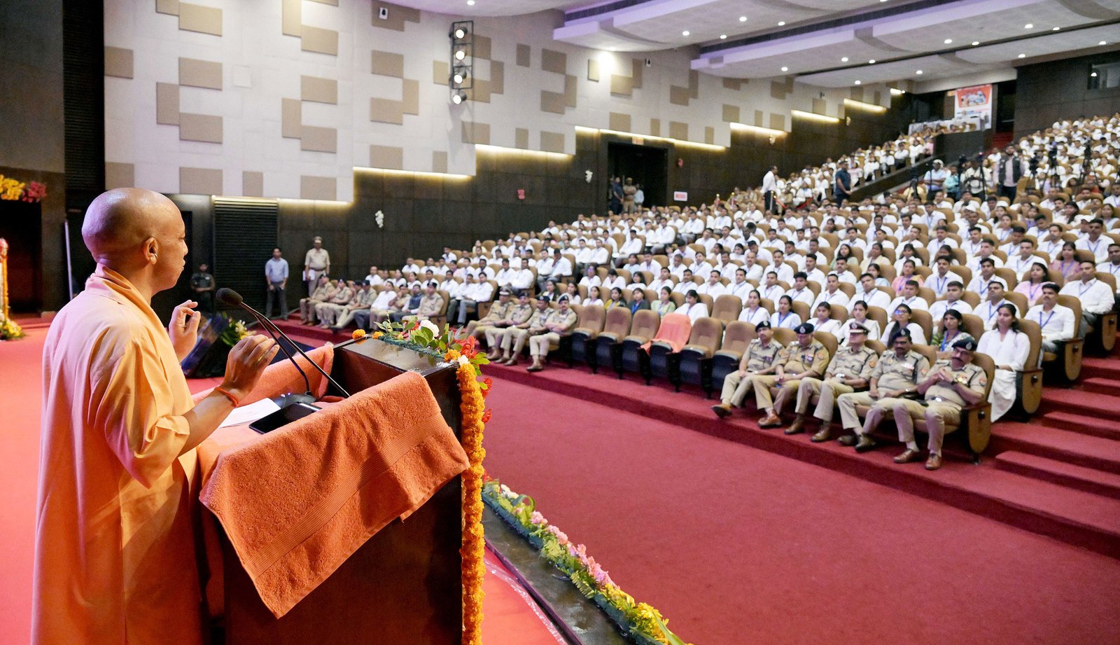 लखनऊ में उत्तर प्रदेश पुलिस भर्ती एवं प्रोन्नति बोर्ड की लिपिक संवर्ग सीधी भर्ती-2023 के तहत 912 चयनित अभ्यर्थियों को नियुक्ति पत्र वितरित किए गए। मुख्यमंत्री योगी आदित्यनाथ ने विपक्ष पर निशाना साधते हुए कहा कि सरकार नियुक्तियां देती जाएगी। उन्होंने अगले छह महीने में एक लाख युवाओं को सरकारी नौकरी देने और हर सप्ताह बड़े भर्ती आयोजन की बात कही। मुख्यमंत्री ने भर्ती प्रक्रिया में पारदर्शिता, पुलिस बल के विस्तार, प्रशिक्षण क्षमता और तकनीकी सुविधाओं में बढ़ोतरी का भी उल्लेख किया।