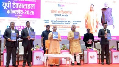 उत्तर प्रदेश में वस्त्रोद्योग को नई रफ्तार देने के लिए यूपी टेक्सटाइल कॉन्क्लेव-2026 में 5,354 करोड़ रुपये के निवेश प्रस्ताव मंजूर हुए। लखनऊ-हरदोई के बीच 1,000 एकड़ में पीएम मित्र पार्क विकसित किया जा रहा है। अमरोहा, बिजनौर, संत कबीर नगर, बरेली और बनारस में टेक्सटाइल पार्क के लिए जमीन उपलब्ध है। उद्योग जगत ने यूपी को देश का प्रमुख टेक्सटाइल और टेक्निकल टेक्सटाइल हब बनाने की संभावनाएं जताईं। सरकार निवेश, सब्सिडी, इंफ्रास्ट्रक्चर और कौशल विकास पर जोर दे रही है।