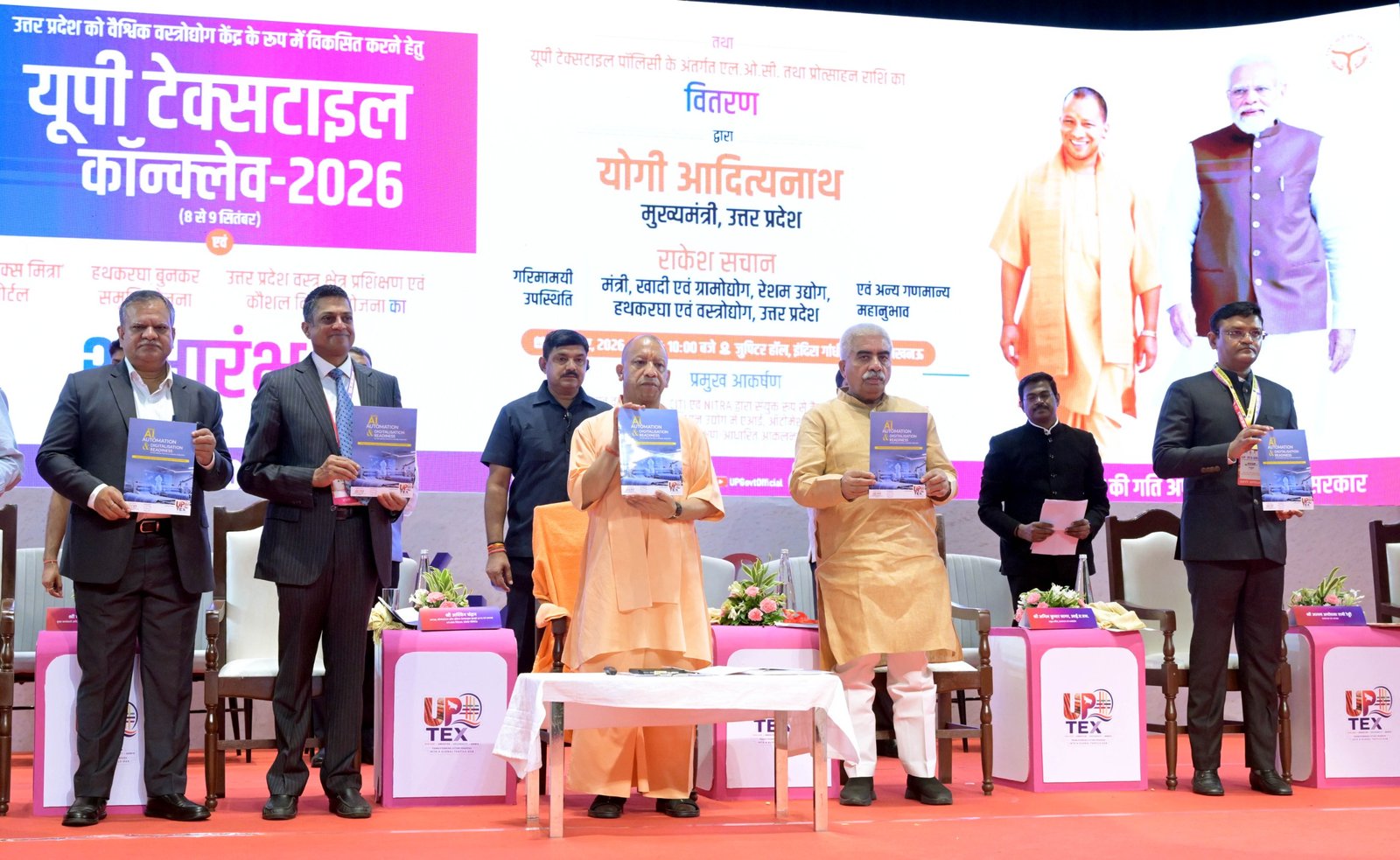 उत्तर प्रदेश में वस्त्रोद्योग को नई रफ्तार देने के लिए यूपी टेक्सटाइल कॉन्क्लेव-2026 में 5,354 करोड़ रुपये के निवेश प्रस्ताव मंजूर हुए। लखनऊ-हरदोई के बीच 1,000 एकड़ में पीएम मित्र पार्क विकसित किया जा रहा है। अमरोहा, बिजनौर, संत कबीर नगर, बरेली और बनारस में टेक्सटाइल पार्क के लिए जमीन उपलब्ध है। उद्योग जगत ने यूपी को देश का प्रमुख टेक्सटाइल और टेक्निकल टेक्सटाइल हब बनाने की संभावनाएं जताईं। सरकार निवेश, सब्सिडी, इंफ्रास्ट्रक्चर और कौशल विकास पर जोर दे रही है।