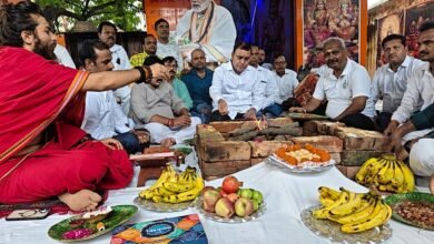 प्रधानमंत्री नरेंद्र मोदी के जन्मदिन की पूर्व संध्या पर वाराणसी में भाजपा ने हवन-पूजन और स्वच्छता अभियान आयोजित किया। कमच्छा स्थित मंदिर परिसर में प्रधानमंत्री के उत्तम स्वास्थ्य, दीर्घायु और राष्ट्र की समृद्धि की कामना की गई। वहीं मिंट हाउस में भाजपा नेताओं ने झाड़ू लगाकर स्वच्छता का संदेश दिया। 17 सितंबर को प्रत्येक बूथ पर 200 ‘आशीर्वाद के दीये’ जलाने की तैयारी है। साथ ही काशी से वडनगर तक 22 दिवसीय बाइक यात्रा भी शुरू होगी, जिसमें सेवा और सांस्कृतिक एकता का संदेश दिया जाएगा।