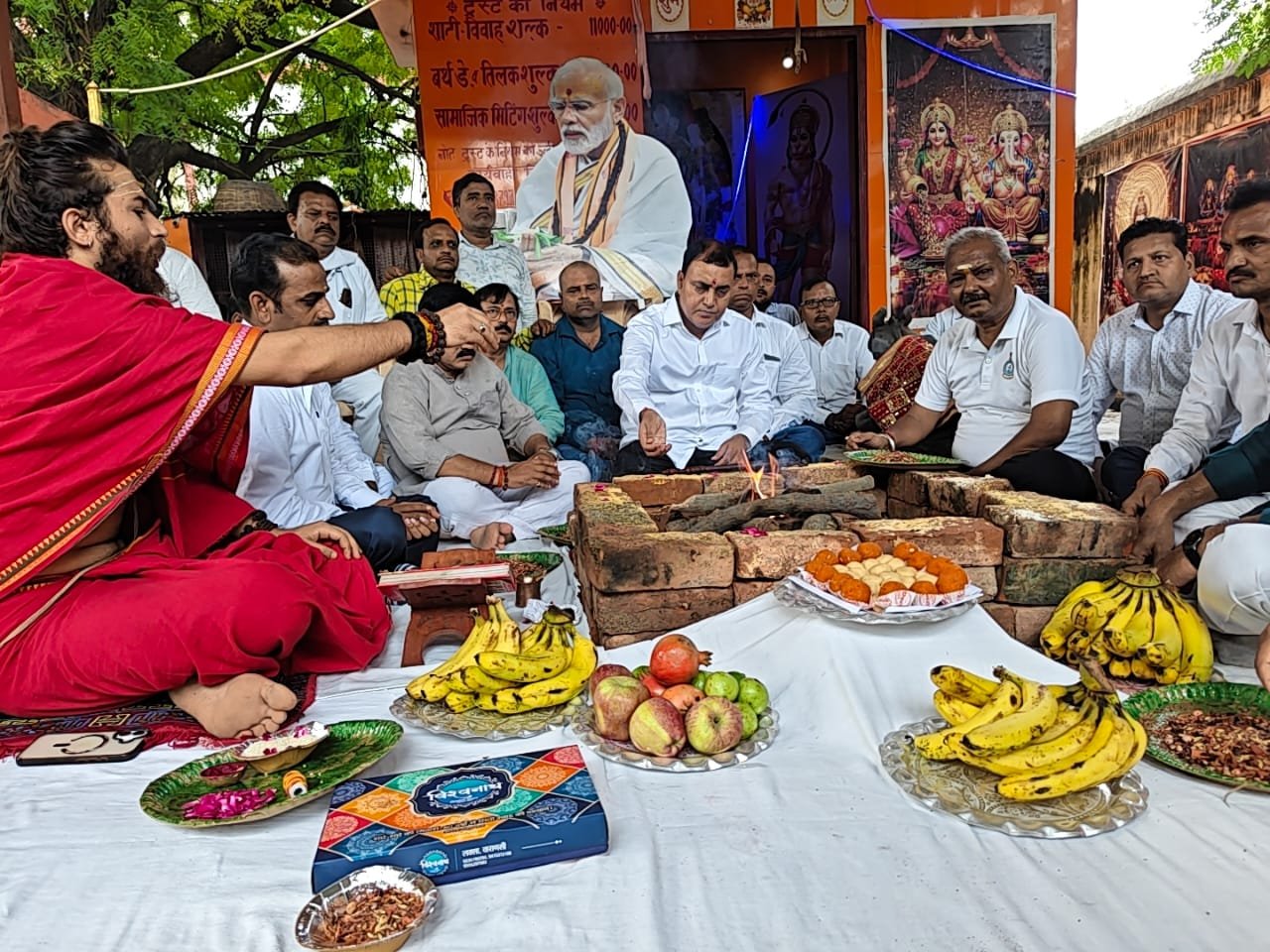 प्रधानमंत्री नरेंद्र मोदी के जन्मदिन की पूर्व संध्या पर वाराणसी में भाजपा ने हवन-पूजन और स्वच्छता अभियान आयोजित किया। कमच्छा स्थित मंदिर परिसर में प्रधानमंत्री के उत्तम स्वास्थ्य, दीर्घायु और राष्ट्र की समृद्धि की कामना की गई। वहीं मिंट हाउस में भाजपा नेताओं ने झाड़ू लगाकर स्वच्छता का संदेश दिया। 17 सितंबर को प्रत्येक बूथ पर 200 ‘आशीर्वाद के दीये’ जलाने की तैयारी है। साथ ही काशी से वडनगर तक 22 दिवसीय बाइक यात्रा भी शुरू होगी, जिसमें सेवा और सांस्कृतिक एकता का संदेश दिया जाएगा।