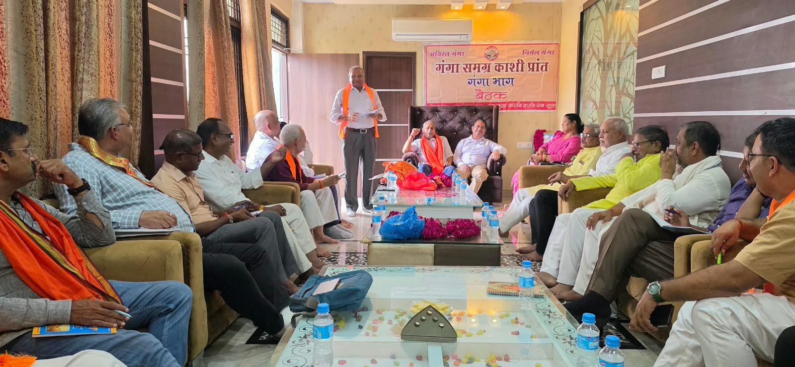 वाराणसी में गंगा समग्र के गंगा भाग की आवश्यक बैठक में मां गंगा की निर्मलता और अविरलता के लिए सहायक नदियों के संरक्षण पर चर्चा हुई। विश्व नदी दिवस 27 सितंबर 2026 को IIT-BHU के सहयोग से एक दिवसीय कार्यशाला आयोजित होगी। शैक्षणिक संस्थानों में जागरूकता कार्यक्रम, 19 सितंबर को शैक्षणिक आयाम बैठक और अक्टूबर में प्रांतीय कार्यकारिणी बैठक का निर्णय हुआ।