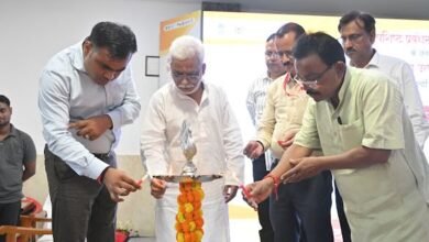 वाराणसी में ठोस कचरा प्रबंधन को प्रभावी बनाने के लिए बल्क वेस्ट जनरेटरों का ऑनलाइन पंजीकरण अनिवार्य कर दिया गया है। सिगरा स्टेडियम में आयोजित कार्यशाला में 500 से अधिक प्रतिनिधियों को ठोस अपशिष्ट प्रबंधन नियम-2026 की जानकारी दी गई। पात्र संस्थानों को स्रोत पर गीला, सूखा, सैनिटरी और स्पेशल केयर कचरा अलग करना होगा। गीले कचरे का परिसर में कम्पोस्टिंग या बायो-मिथेनेशन से निस्तारण करना होगा। खुले में कचरा फेंकने या जलाने पर दंडात्मक कार्रवाई होगी।