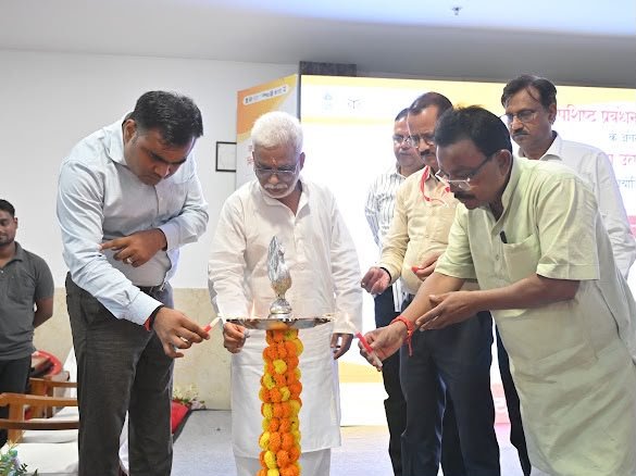 वाराणसी में ठोस कचरा प्रबंधन को प्रभावी बनाने के लिए बल्क वेस्ट जनरेटरों का ऑनलाइन पंजीकरण अनिवार्य कर दिया गया है। सिगरा स्टेडियम में आयोजित कार्यशाला में 500 से अधिक प्रतिनिधियों को ठोस अपशिष्ट प्रबंधन नियम-2026 की जानकारी दी गई। पात्र संस्थानों को स्रोत पर गीला, सूखा, सैनिटरी और स्पेशल केयर कचरा अलग करना होगा। गीले कचरे का परिसर में कम्पोस्टिंग या बायो-मिथेनेशन से निस्तारण करना होगा। खुले में कचरा फेंकने या जलाने पर दंडात्मक कार्रवाई होगी।