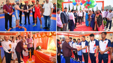 वाराणसी के बनारस रेल इंजन कारखाना (बरेका) में 67वीं पुरुष अखिल भारतीय अंतर-रेलवे कुश्ती प्रतियोगिता 2026-27 का भव्य शुभारंभ हुआ। महाप्रबंधक आशुतोष पंत ने गुब्बारे उड़ाकर और दीप प्रज्वलित कर तीन दिवसीय प्रतियोगिता का उद्घाटन किया। उद्घाटन मुकाबले में बरेका के अर्जुन यादव ने उत्तर रेलवे के दिनेश को हराकर जीत दर्ज की। प्रतियोगिता में 13 रेलवे टीमें हिस्सा ले रही हैं। फ्री स्टाइल और ग्रीको-रोमन के विभिन्न भार वर्गों में देशभर के रेलवे पहलवान अपनी प्रतिभा और दमखम का प्रदर्शन कर रहे हैं।