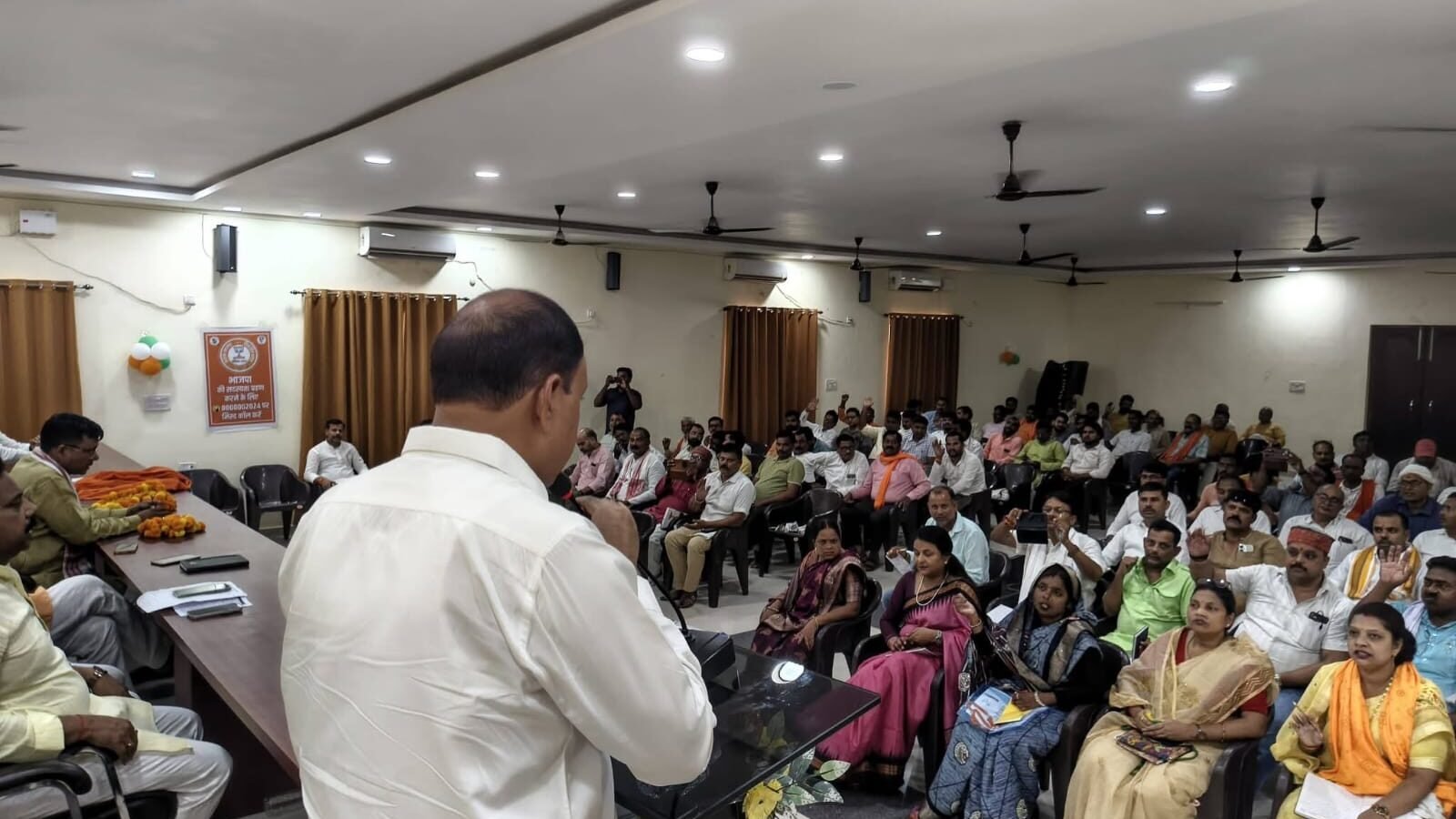 वाराणसी में भाजपा ने प्रधानमंत्री नरेंद्र मोदी के सार्वजनिक जीवन के 25 वर्षों को समर्पित एक माह के ‘सेवा संकल्प अभियान’ की तैयारी तेज कर दी है। 17 सितंबर से 17 अक्टूबर तक चलने वाले अभियान में लाभार्थियों से संवाद, ‘आशीर्वाद का दीया’, कॉलेजों में प्रतियोगिताएं, नुक्कड़ नाटक, सक्सेस स्टोरी रील, सेवा ज्योति यात्रा और सेवा सेतु शिविर आयोजित होंगे। भाजपा काशी क्षेत्र अध्यक्ष अशोक चौरसिया ने अभियान को बूथ स्तर तक जनभागीदारी से सफल बनाने का आह्वान किया।