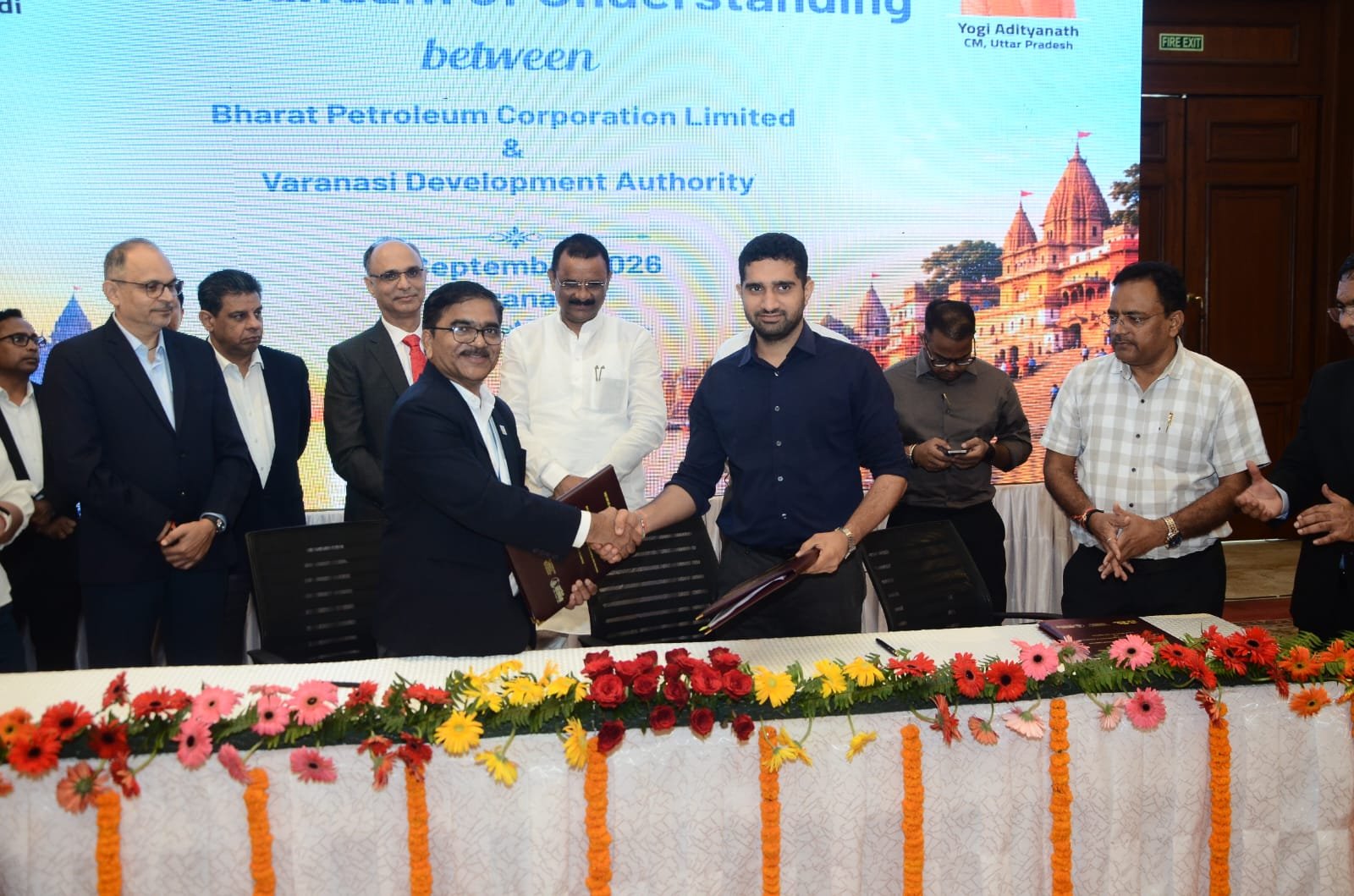 वाराणसी में शहरी सुविधाओं, पर्यटन और विरासत संरक्षण को बढ़ावा देने के लिए बीपीसीएल ने 69.21 करोड़ रुपये से अधिक की दो परियोजनाओं के लिए एमओयू किए हैं। 48 करोड़ रुपये से 119 सार्वजनिक पार्कों का पुनर्विकास और सारनाथ व मैदागिन में आधुनिक फूड स्ट्रीट हब विकसित किए जाएंगे। 21.21 करोड़ रुपये से ठठेरी हेरिटेज गली, गोदौलिया-मैदागिन मार्ग और मणिकर्णिका घाट की गलियों का कायाकल्प होगा। परियोजनाओं में हेरिटेज लाइटिंग, स्ट्रीट फर्नीचर, म्यूरल और बेहतर पैदल यात्री सुविधाएं शामिल होंगी।