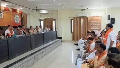 वाराणसी में भाजपा काशी क्षेत्र कार्यसमिति की पहली बैठक में विधानसभा चुनाव से पहले संगठन को बूथ स्तर तक मजबूत करने की रणनीति पर मंथन हुआ। राष्ट्रीय मंत्री एवं प्रदेश सह प्रभारी जगदीश पटेल ने आगामी अभियानों के प्रभावी क्रियान्वयन पर जोर दिया। 17 सितंबर से 17 अक्टूबर तक सेवा संकल्प अभियान चलाने की घोषणा की गई। काशी क्षेत्र अध्यक्ष अशोक चौरसिया ने पदाधिकारियों को नियमित प्रवास और जिम्मेदारियों के स्पष्ट विभाजन के निर्देश दिए। बैठक में संगठनात्मक कार्यों के लिए विभिन्न पदाधिकारियों को नए दायित्व सौंपे गए।