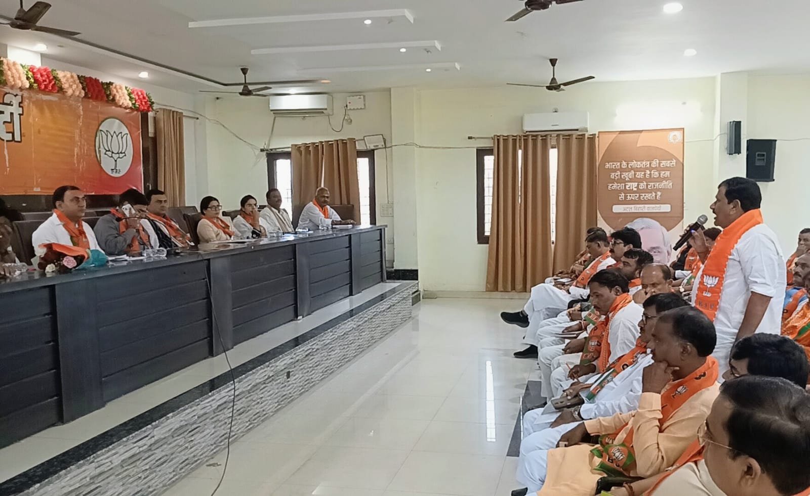 वाराणसी में भाजपा काशी क्षेत्र कार्यसमिति की पहली बैठक में विधानसभा चुनाव से पहले संगठन को बूथ स्तर तक मजबूत करने की रणनीति पर मंथन हुआ। राष्ट्रीय मंत्री एवं प्रदेश सह प्रभारी जगदीश पटेल ने आगामी अभियानों के प्रभावी क्रियान्वयन पर जोर दिया। 17 सितंबर से 17 अक्टूबर तक सेवा संकल्प अभियान चलाने की घोषणा की गई। काशी क्षेत्र अध्यक्ष अशोक चौरसिया ने पदाधिकारियों को नियमित प्रवास और जिम्मेदारियों के स्पष्ट विभाजन के निर्देश दिए। बैठक में संगठनात्मक कार्यों के लिए विभिन्न पदाधिकारियों को नए दायित्व सौंपे गए।