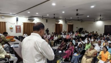 वाराणसी में भाजपा ने प्रधानमंत्री नरेंद्र मोदी के सार्वजनिक जीवन के 25 वर्षों को समर्पित एक माह के ‘सेवा संकल्प अभियान’ की तैयारी तेज कर दी है। 17 सितंबर से 17 अक्टूबर तक चलने वाले अभियान में लाभार्थियों से संवाद, ‘आशीर्वाद का दीया’, कॉलेजों में प्रतियोगिताएं, नुक्कड़ नाटक, सक्सेस स्टोरी रील, सेवा ज्योति यात्रा और सेवा सेतु शिविर आयोजित होंगे। भाजपा काशी क्षेत्र अध्यक्ष अशोक चौरसिया ने अभियान को बूथ स्तर तक जनभागीदारी से सफल बनाने का आह्वान किया।