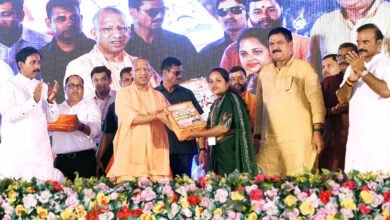 वाराणसी में कामकाजी महिला सम्मान समारोह को संबोधित करते हुए मुख्यमंत्री योगी आदित्यनाथ ने कहा कि महिला सुरक्षा से कोई समझौता नहीं होगा। बेटियों और महिलाओं की सुरक्षा से खिलवाड़ करने वालों के लिए जेल या जहन्नुम के अलावा कोई रास्ता नहीं है। उन्होंने कहा कि सरकार ने सुरक्षा, शिक्षा, कौशल, रोजगार और उद्यमिता के माध्यम से महिलाओं को आत्मनिर्भर बनाने पर जोर दिया है। महिला पुलिसकर्मियों की संख्या बढ़ाने, 50 हजार मेधावी बेटियों को स्कूटी और डिजिटल महिला उद्यमिता को बढ़ावा देने की योजनाएं भी बताईं।