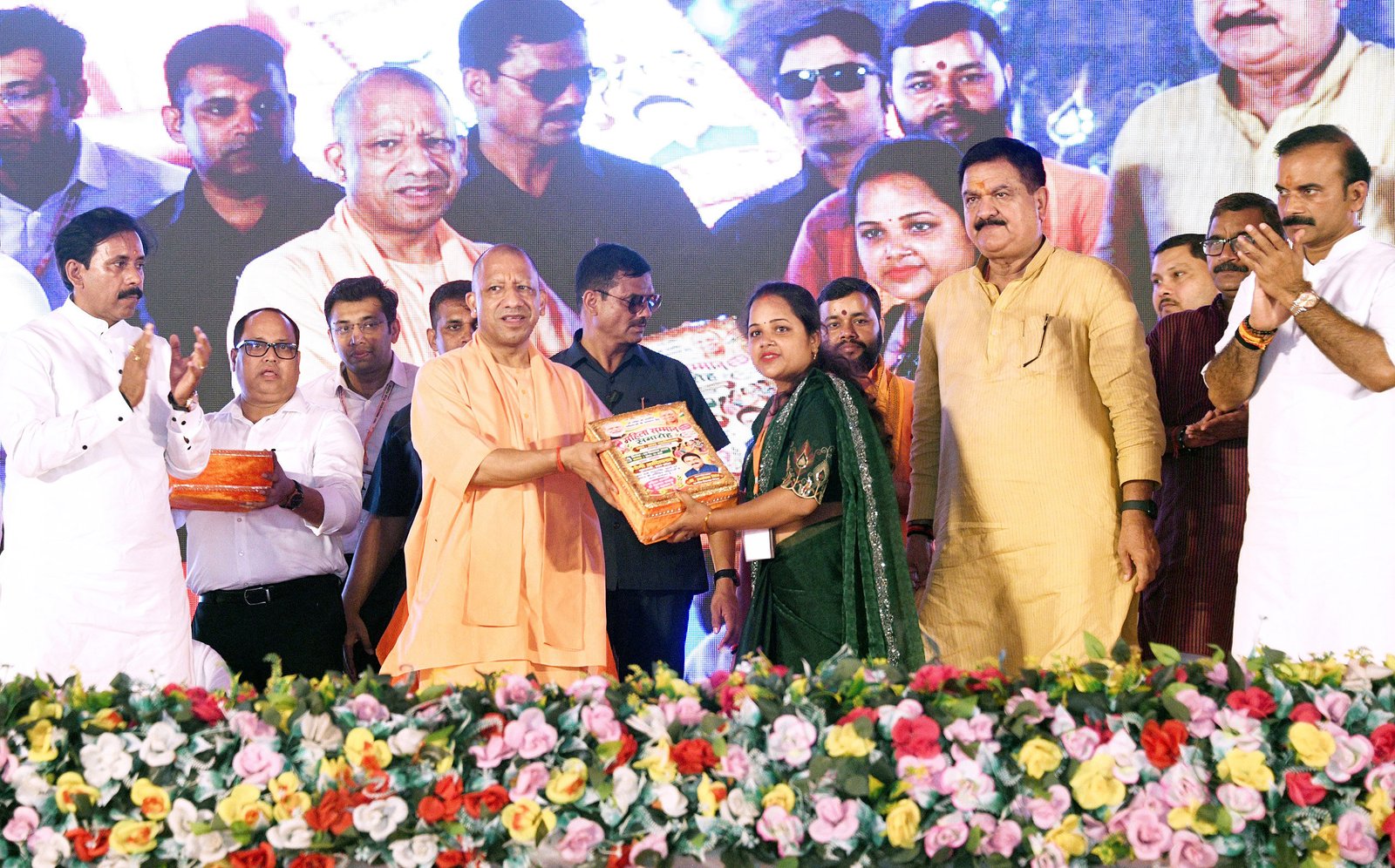 वाराणसी में कामकाजी महिला सम्मान समारोह को संबोधित करते हुए मुख्यमंत्री योगी आदित्यनाथ ने कहा कि महिला सुरक्षा से कोई समझौता नहीं होगा। बेटियों और महिलाओं की सुरक्षा से खिलवाड़ करने वालों के लिए जेल या जहन्नुम के अलावा कोई रास्ता नहीं है। उन्होंने कहा कि सरकार ने सुरक्षा, शिक्षा, कौशल, रोजगार और उद्यमिता के माध्यम से महिलाओं को आत्मनिर्भर बनाने पर जोर दिया है। महिला पुलिसकर्मियों की संख्या बढ़ाने, 50 हजार मेधावी बेटियों को स्कूटी और डिजिटल महिला उद्यमिता को बढ़ावा देने की योजनाएं भी बताईं।