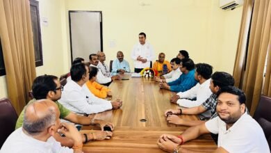 वाराणसी के रोहनिया स्थित भाजपा क्षेत्रीय कार्यालय में विभाग एवं प्रकोष्ठ पदाधिकारियों और कार्यकर्ताओं की महत्वपूर्ण बैठक हुई। क्षेत्रीय अध्यक्ष डॉ. अशोक चौरसिया ने संगठन को बूथ स्तर तक मजबूत बनाने के लिए कार्यकर्ताओं की सक्रिय भागीदारी पर जोर दिया। विभाग एवं प्रकोष्ठ प्रभारी डॉ. उत्तम ओझा ने नए कार्यकर्ताओं को जोड़ने और उनकी क्षमता, योग्यता व रुचि के अनुसार जिम्मेदारी देने की बात कही। बैठक में बेहतर समन्वय, संवाद और आगामी संगठनात्मक गतिविधियों की कार्ययोजना पर विस्तार से चर्चा हुई।