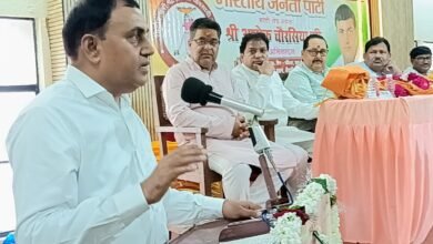 वाराणसी के गोलघर, मैदागिन स्थित पराड़कर स्मृति भवन में राष्ट्रीय फेरी पटरी ठेला व्यवसायी महासंघ की ओर से भाजपा काशी क्षेत्र के नवनियुक्त पदाधिकारियों का सम्मान समारोह आयोजित किया गया। भाजपा काशी क्षेत्र अध्यक्ष अशोक चौरसिया सहित अन्य पदाधिकारियों का स्वागत किया गया। समारोह में स्ट्रीट वेंडर्स की समस्याओं, रोजगार और आजीविका के अधिकार पर चर्चा हुई। अशोक चौरसिया ने पीएम स्वनिधि योजना के तहत ऋण और क्रेडिट कार्ड सुविधा की जानकारी दी। कार्यक्रम में व्यवसायियों और सामाजिक कार्यकर्ताओं की सहभागिता रही।