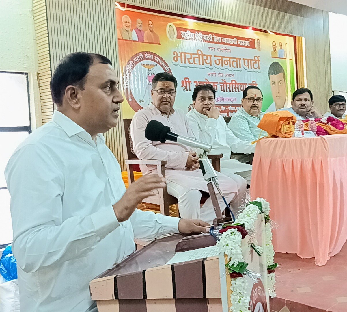 वाराणसी के गोलघर, मैदागिन स्थित पराड़कर स्मृति भवन में राष्ट्रीय फेरी पटरी ठेला व्यवसायी महासंघ की ओर से भाजपा काशी क्षेत्र के नवनियुक्त पदाधिकारियों का सम्मान समारोह आयोजित किया गया। भाजपा काशी क्षेत्र अध्यक्ष अशोक चौरसिया सहित अन्य पदाधिकारियों का स्वागत किया गया। समारोह में स्ट्रीट वेंडर्स की समस्याओं, रोजगार और आजीविका के अधिकार पर चर्चा हुई। अशोक चौरसिया ने पीएम स्वनिधि योजना के तहत ऋण और क्रेडिट कार्ड सुविधा की जानकारी दी। कार्यक्रम में व्यवसायियों और सामाजिक कार्यकर्ताओं की सहभागिता रही।