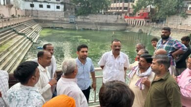 वाराणसी में लोलार्क छठ और सुरहिया मेले की तैयारियों को लेकर नगर निगम अलर्ट मोड में है। महापौर अशोक कुमार तिवारी और नगर आयुक्त हिमांशु नागपाल ने लोलार्क कुंड व लक्ष्मी कुंड का निरीक्षण कर सफाई, पेयजल, सीवर, मार्ग प्रकाश, सड़क मरम्मत, फॉगिंग और मोबाइल शौचालय की व्यवस्थाएं दुरुस्त करने के निर्देश दिए। लल्लापुरा खुर्द में औचक निरीक्षण के दौरान अनुपस्थित सफाईकर्मियों पर कार्रवाई के निर्देश दिए गए। वहीं प्रधानमंत्री नरेंद्र मोदी के जन्मदिवस पर मुख्यमंत्री योगी आदित्यनाथ के संभावित वाराणसी आगमन को लेकर रुद्राक्ष में तैयारियों का जायजा लिया गया।