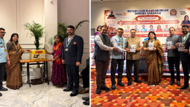 वाराणसी में रोटरी क्लब ब्लड एंड ऑर्गन डोनर्स वाराणसी का द्वितीय इंस्टॉलेशन समारोह एवं आधिकारिक क्लब विजिट होटल वरुणा, सिगरा में संपन्न हुआ। डिस्ट्रिक्ट गवर्नर पूनम गुलाटी की मौजूदगी में वर्ष 2026-27 की नई टीम ने जिम्मेदारी संभाली। समारोह में 10 नए सदस्यों का इंडक्शन किया गया। क्लब की ओर से जरूरतमंद बेटी को सिलाई मशीन प्रदान कर स्वावलंबन की पहल की गई। कार्यक्रम में रक्तदान, अंगदान, स्वास्थ्य, शिक्षा और सामाजिक सेवा गतिविधियों को व्यापक बनाने का संकल्प लिया गया।