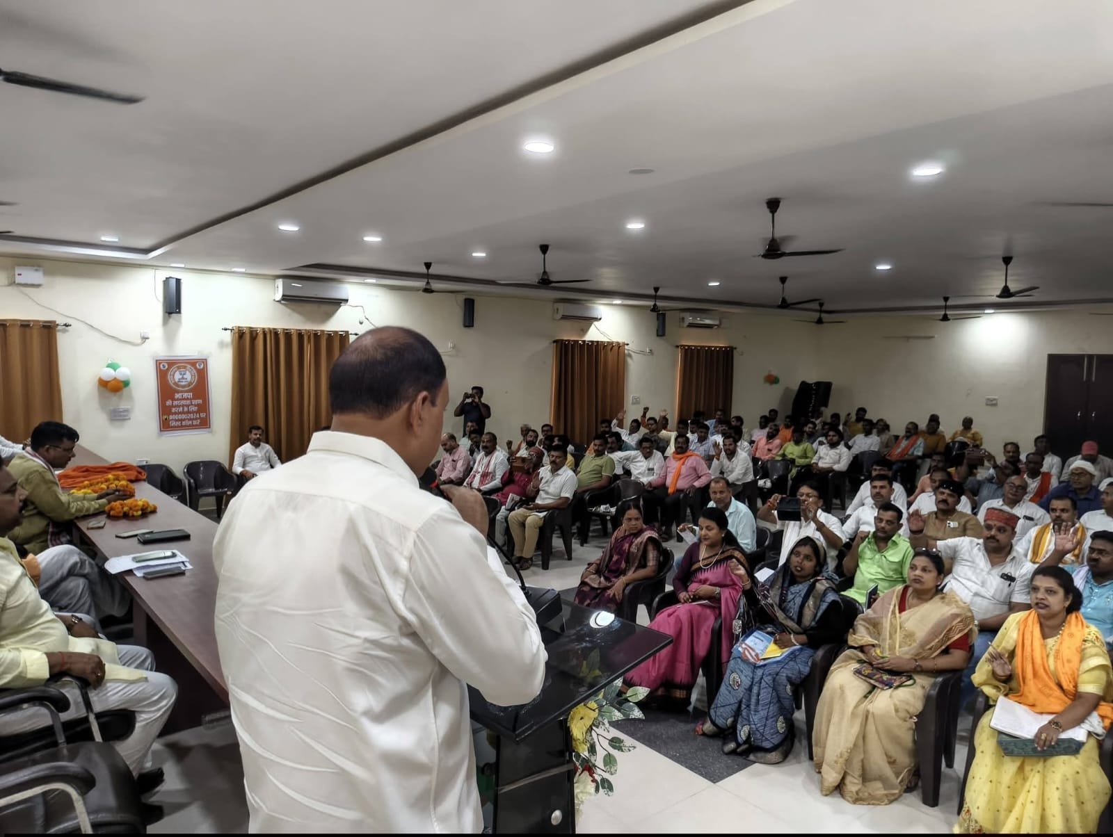 वाराणसी में भाजपा ने प्रधानमंत्री नरेंद्र मोदी के सार्वजनिक जीवन के 25 वर्षों को समर्पित एक माह के ‘सेवा संकल्प अभियान’ की तैयारी तेज कर दी है। 17 सितंबर से 17 अक्टूबर तक चलने वाले अभियान में लाभार्थियों से संवाद, ‘आशीर्वाद का दीया’, कॉलेजों में प्रतियोगिताएं, नुक्कड़ नाटक, सक्सेस स्टोरी रील, सेवा ज्योति यात्रा और सेवा सेतु शिविर आयोजित होंगे। भाजपा काशी क्षेत्र अध्यक्ष अशोक चौरसिया ने अभियान को बूथ स्तर तक जनभागीदारी से सफल बनाने का आह्वान किया।