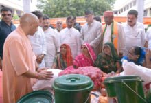 वाराणसी में मुख्यमंत्री योगी आदित्यनाथ ने बाढ़ प्रभावित परिवारों को राहत सामग्री वितरित करते हुए सरकार की तैयारियों की जानकारी दी। उन्होंने कहा कि प्रत्येक प्रभावित परिवार को 26 प्रकार की सामग्री वाली 50 किलो की राहत किट दी जा रही है। 16 वार्डों के 567 परिवार प्रभावित हैं और 21 राहत शिविरों में 2,486 लोगों के रहने की व्यवस्था की गई है। बाढ़ से प्रभावित 1,129 किसानों की 131 हेक्टेयर भूमि का सर्वे कराकर मुआवजा देने के निर्देश दिए गए हैं। बाढ़ में मृत्यु पर 24 घंटे में ₹4 लाख सहायता का प्रावधान है।