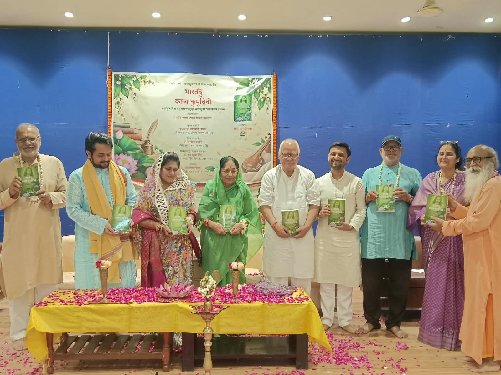 वाराणसी। ऋषि पंचमी एवं भारतेन्दु हरिश्चन्द्र जयंती के अवसर पर हिन्दी नवजागरण के अग्रदूत और काशी के प्रख्यात साहित्यकार बाबू भारतेन्दु हरिश्चन्द्र की दुर्लभ एवं अप्रकाशित रचनाओं के संकलन ‘भारतेन्दु काव्य कुमुदिनी’ का विशेष लोकार्पण किया गया। भारतेन्दु हरिश्चन्द्र की वंशजा दीपाली राजकृष्ण द्वारा संकलित इस ग्रंथ में भारतेन्दु हरिश्चन्द्र और उनके पिता बाबू गोपाल चन्द्र ‘गिरिधर दास’ की दुर्लभ एवं अप्रकाशित रचनाओं को शामिल किया गया है। पुस्तक में बसंत, धमार, ग्रीष्म, जाड़े, प्रातः, स्तुति, पुष्टिमार्गीय पद और भीष्म स्तुति सहित अनेक रचनाएं संकलित हैं। इसके अलावा महाकवि जयदेव के ‘गीत गोविंद’ की कुछ रचनाओं का भारतेन्दु हरिश्चन्द्र द्वारा किया गया हिन्दी अनुवाद भी इस ग्रंथ की खास विशेषता है।