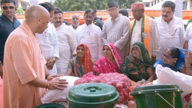वाराणसी में मुख्यमंत्री योगी आदित्यनाथ ने बाढ़ प्रभावित परिवारों को राहत सामग्री वितरित करते हुए सरकार की तैयारियों की जानकारी दी। उन्होंने कहा कि प्रत्येक प्रभावित परिवार को 26 प्रकार की सामग्री वाली 50 किलो की राहत किट दी जा रही है। 16 वार्डों के 567 परिवार प्रभावित हैं और 21 राहत शिविरों में 2,486 लोगों के रहने की व्यवस्था की गई है। बाढ़ से प्रभावित 1,129 किसानों की 131 हेक्टेयर भूमि का सर्वे कराकर मुआवजा देने के निर्देश दिए गए हैं। बाढ़ में मृत्यु पर 24 घंटे में ₹4 लाख सहायता का प्रावधान है।