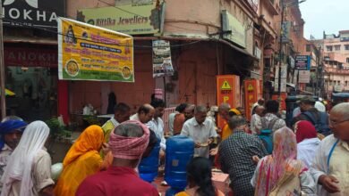 वाराणसी में पूर्णिमा एवं पितृपक्ष के शुभारंभ पर संकल्प संस्था ने चौक स्थित कन्हैयालाल गुलालचंद सर्राफ प्रतिष्ठान के समक्ष खिचड़ी प्रसाद और शीतल जल का वितरण किया। भगवान श्री संकटमोचन हनुमान जी को भोग अर्पित कर शुरू हुई सेवा में श्रद्धालुओं, राहगीरों, श्रमिकों और जरूरतमंदों को प्रेम व सम्मान के साथ भोजन कराया गया। संस्था के संरक्षक अनिल कुमार जैन ने कहा कि पितृपक्ष पूर्वजों के प्रति श्रद्धा और कृतज्ञता को सेवा के माध्यम से व्यक्त करने का अवसर है।