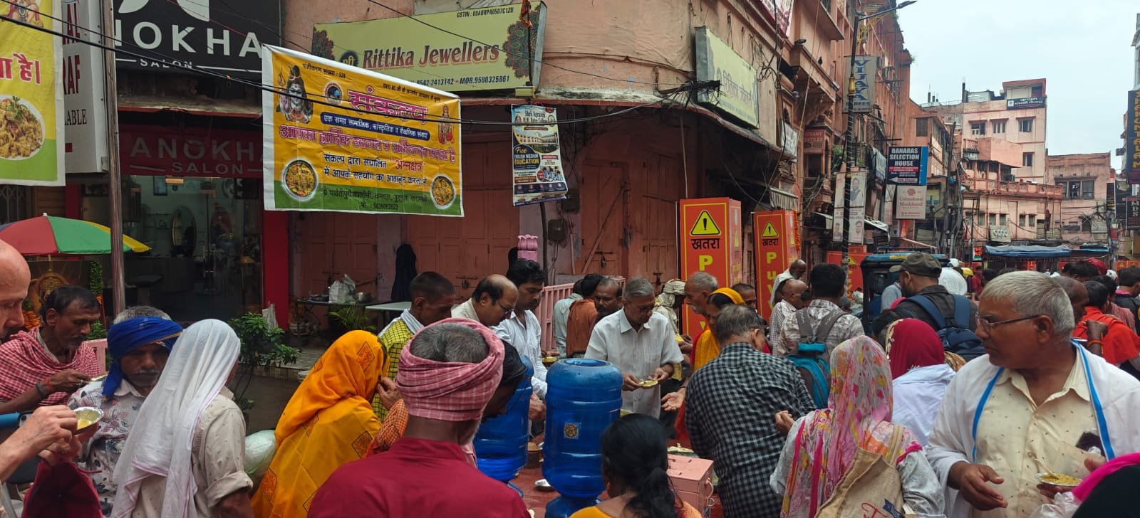 वाराणसी में पूर्णिमा एवं पितृपक्ष के शुभारंभ पर संकल्प संस्था ने चौक स्थित कन्हैयालाल गुलालचंद सर्राफ प्रतिष्ठान के समक्ष खिचड़ी प्रसाद और शीतल जल का वितरण किया। भगवान श्री संकटमोचन हनुमान जी को भोग अर्पित कर शुरू हुई सेवा में श्रद्धालुओं, राहगीरों, श्रमिकों और जरूरतमंदों को प्रेम व सम्मान के साथ भोजन कराया गया। संस्था के संरक्षक अनिल कुमार जैन ने कहा कि पितृपक्ष पूर्वजों के प्रति श्रद्धा और कृतज्ञता को सेवा के माध्यम से व्यक्त करने का अवसर है।