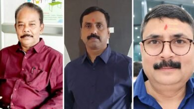 वाराणसी के फर्नीचर व्यापारियों के लिए बड़ी खबर है। फर्नीचर ट्रेडर्स वेलफेयर एसोसिएशन, उत्तर प्रदेश ने वाराणसी फर्नीचर एवं फर्निशिंग व्यापार मंडल के तीन प्रमुख पदाधिकारियों को प्रदेश स्तर पर महत्वपूर्ण जिम्मेदारी सौंपी है। अध्यक्ष अजय कुमार गुप्ता को प्रदेश उपाध्यक्ष, महामंत्री रमेश कुमार यादव को प्रदेश मंत्री और कोषाध्यक्ष दिलीप गुप्ता ‘गुड्डू जी’ को प्रदेश कार्यकारिणी सदस्य मनोनीत किया गया है। नियुक्तियों से वाराणसी के फर्नीचर कारोबारियों में उत्साह है और व्यापारिक समस्याओं को प्रदेश स्तर पर मजबूती से उठाने की उम्मीद बढ़ी है।