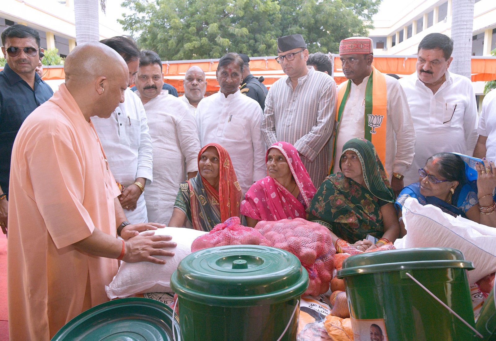 वाराणसी में मुख्यमंत्री योगी आदित्यनाथ ने बाढ़ प्रभावित परिवारों को राहत सामग्री वितरित करते हुए सरकार की तैयारियों की जानकारी दी। उन्होंने कहा कि प्रत्येक प्रभावित परिवार को 26 प्रकार की सामग्री वाली 50 किलो की राहत किट दी जा रही है। 16 वार्डों के 567 परिवार प्रभावित हैं और 21 राहत शिविरों में 2,486 लोगों के रहने की व्यवस्था की गई है। बाढ़ से प्रभावित 1,129 किसानों की 131 हेक्टेयर भूमि का सर्वे कराकर मुआवजा देने के निर्देश दिए गए हैं। बाढ़ में मृत्यु पर 24 घंटे में ₹4 लाख सहायता का प्रावधान है।