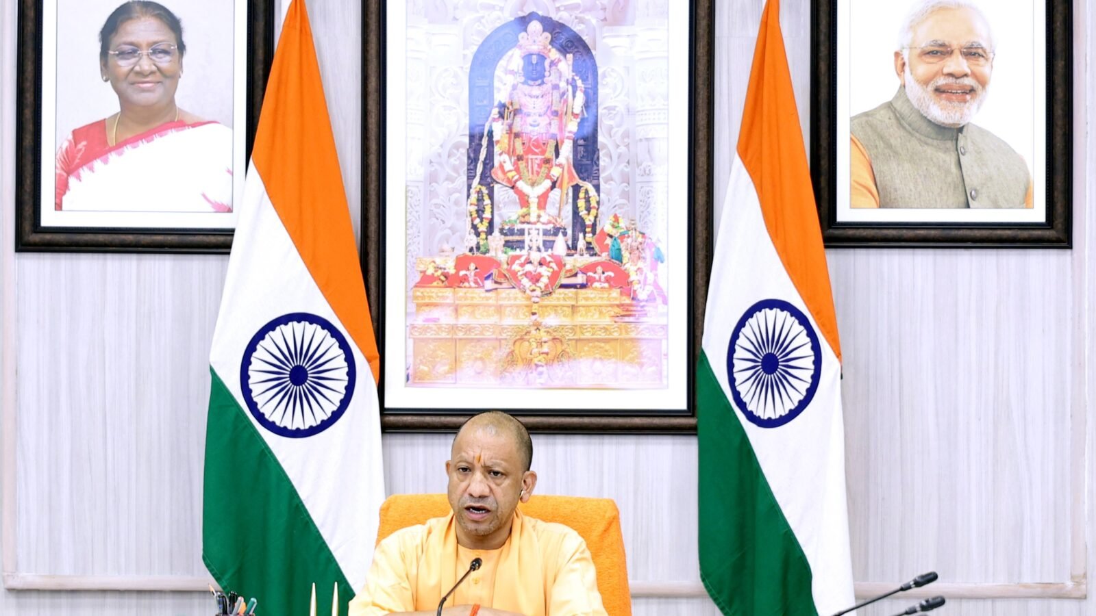 उत्तर प्रदेश में 17 सितंबर से 17 अक्टूबर तक ‘सेवा संकल्प अभियान’ चलाया जाएगा। मुख्यमंत्री योगी आदित्यनाथ ने प्रदेश के जनप्रतिनिधियों के साथ वर्चुअल बैठक कर अभियान को जनभागीदारी का उत्सव बनाने का आह्वान किया। अभियान में 12 प्रमुख कार्यक्रमों के तहत सेवा, सुशासन, स्वच्छता, स्वास्थ्य, पोषण और विकास से जुड़ी गतिविधियां होंगी। 25 सितंबर से 2 अक्टूबर तक नगरीय निकायों में 157 घंटे का स्वच्छता अभियान चलेगा। 17 सितंबर, 2 अक्टूबर और 7 अक्टूबर को विशेष आयोजन होंगे।