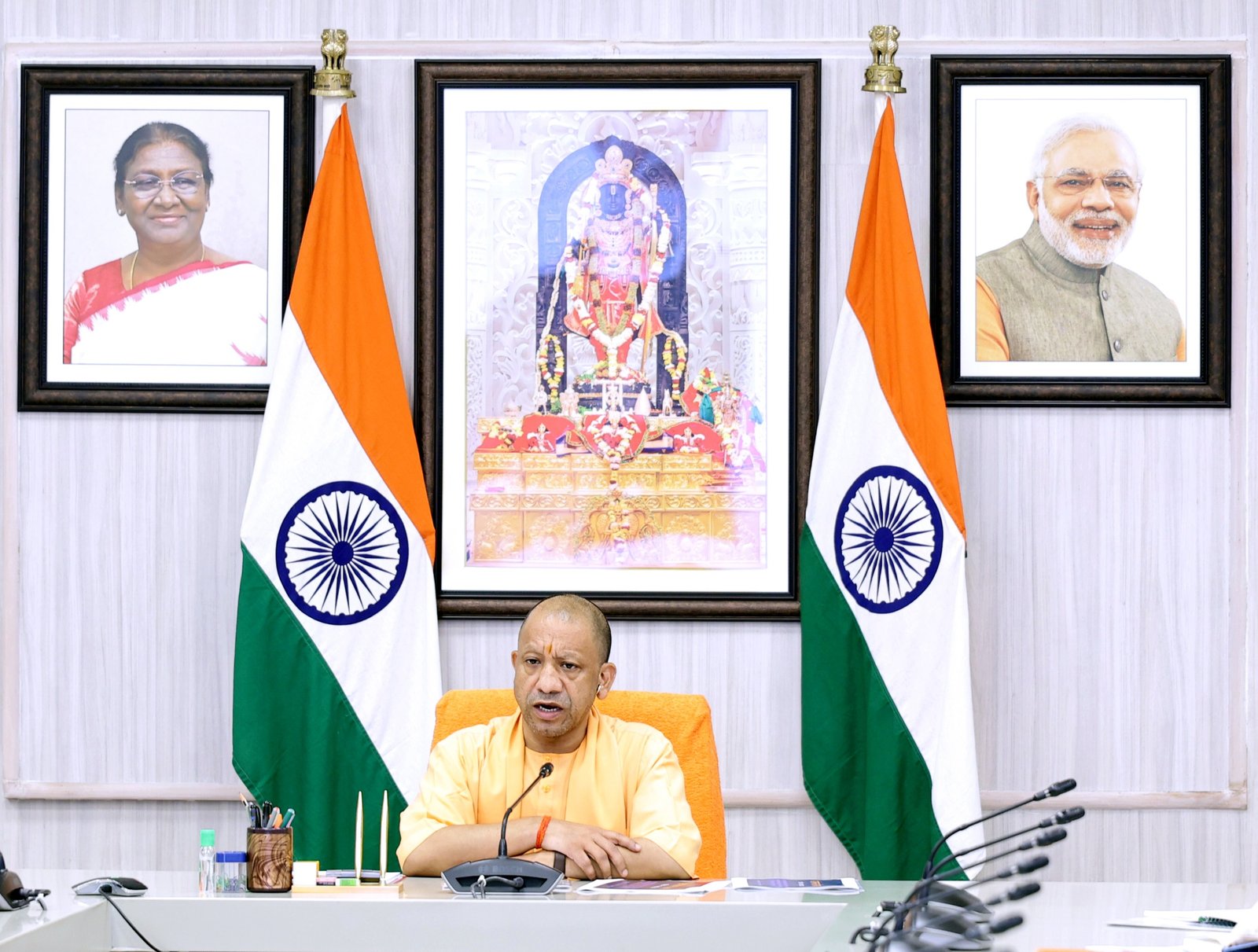 उत्तर प्रदेश में 17 सितंबर से 17 अक्टूबर तक ‘सेवा संकल्प अभियान’ चलाया जाएगा। मुख्यमंत्री योगी आदित्यनाथ ने प्रदेश के जनप्रतिनिधियों के साथ वर्चुअल बैठक कर अभियान को जनभागीदारी का उत्सव बनाने का आह्वान किया। अभियान में 12 प्रमुख कार्यक्रमों के तहत सेवा, सुशासन, स्वच्छता, स्वास्थ्य, पोषण और विकास से जुड़ी गतिविधियां होंगी। 25 सितंबर से 2 अक्टूबर तक नगरीय निकायों में 157 घंटे का स्वच्छता अभियान चलेगा। 17 सितंबर, 2 अक्टूबर और 7 अक्टूबर को विशेष आयोजन होंगे।