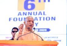 मुख्यमंत्री योगी आदित्यनाथ ने लखनऊ के डॉ. राम मनोहर लोहिया आयुर्विज्ञान संस्थान के षष्ठम स्थापना दिवस समारोह में उत्तर प्रदेश की स्वास्थ्य सेवाओं और रोजगार उपलब्धियों को रेखांकित किया। उन्होंने कहा कि साढ़े नौ वर्षों में 9.5 लाख युवाओं को पारदर्शी प्रक्रिया से सरकारी नौकरी मिली। संस्थान 20 बेड से बढ़कर 1,400 बेड का सुपर स्पेशियलिटी केंद्र बन चुका है। अंग प्रत्यारोपण यूनिट, रोबोटिक सर्जरी, एआई डायग्नोस्टिक्स और बोन मैरो ट्रांसप्लांट जैसी आधुनिक सुविधाओं पर भी जोर दिया गया।