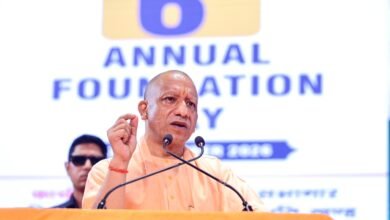 मुख्यमंत्री योगी आदित्यनाथ ने लखनऊ के डॉ. राम मनोहर लोहिया आयुर्विज्ञान संस्थान के षष्ठम स्थापना दिवस समारोह में उत्तर प्रदेश की स्वास्थ्य सेवाओं और रोजगार उपलब्धियों को रेखांकित किया। उन्होंने कहा कि साढ़े नौ वर्षों में 9.5 लाख युवाओं को पारदर्शी प्रक्रिया से सरकारी नौकरी मिली। संस्थान 20 बेड से बढ़कर 1,400 बेड का सुपर स्पेशियलिटी केंद्र बन चुका है। अंग प्रत्यारोपण यूनिट, रोबोटिक सर्जरी, एआई डायग्नोस्टिक्स और बोन मैरो ट्रांसप्लांट जैसी आधुनिक सुविधाओं पर भी जोर दिया गया।