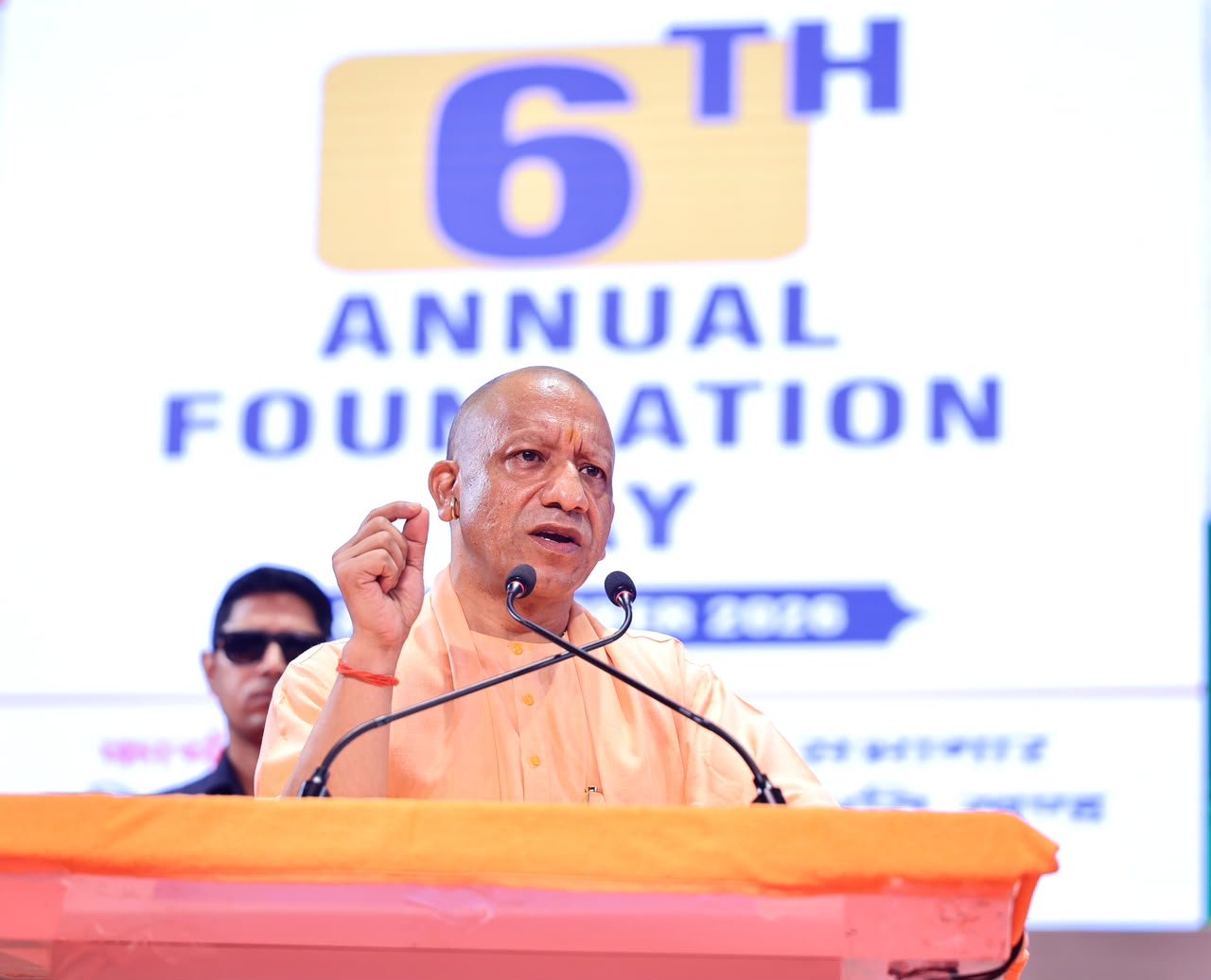मुख्यमंत्री योगी आदित्यनाथ ने लखनऊ के डॉ. राम मनोहर लोहिया आयुर्विज्ञान संस्थान के षष्ठम स्थापना दिवस समारोह में उत्तर प्रदेश की स्वास्थ्य सेवाओं और रोजगार उपलब्धियों को रेखांकित किया। उन्होंने कहा कि साढ़े नौ वर्षों में 9.5 लाख युवाओं को पारदर्शी प्रक्रिया से सरकारी नौकरी मिली। संस्थान 20 बेड से बढ़कर 1,400 बेड का सुपर स्पेशियलिटी केंद्र बन चुका है। अंग प्रत्यारोपण यूनिट, रोबोटिक सर्जरी, एआई डायग्नोस्टिक्स और बोन मैरो ट्रांसप्लांट जैसी आधुनिक सुविधाओं पर भी जोर दिया गया।