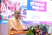 लखनऊ में यूपी टेक्सटाइल्स कॉन्क्लेव-2026 के उद्घाटन पर मुख्यमंत्री योगी आदित्यनाथ ने उत्तर प्रदेश को ग्लोबल टेक्सटाइल हब बनाने का लक्ष्य रखा। कार्यक्रम में 5,196 करोड़ रुपये के नए निवेश प्रस्तावों के एमओयू हुए। मुख्यमंत्री ने UP टेक मित्र पोर्टल और हथकरघा बुनकर समृद्धि योजना की शुरुआत की। उन्होंने फाइबर से यार्न, फैब्रिक, गारमेंट और ब्रांड तक पूरी वैल्यू चेन प्रदेश में विकसित करने पर जोर दिया। नोएडा को अपैरल सिटी और यूपी को टेक्निकल टेक्सटाइल का प्रमुख केंद्र बनाने की दिशा में पहल जारी है।