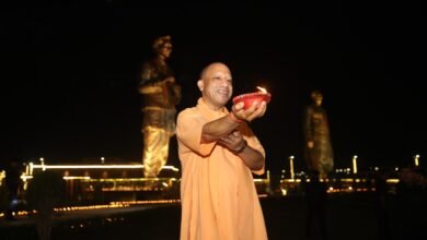 लखनऊ में प्रधानमंत्री नरेंद्र मोदी के 76वें जन्मदिन के अवसर पर मुख्यमंत्री योगी आदित्यनाथ ने प्रेरणा स्थल पर ‘आशीर्वाद का दीया’ कार्यक्रम का शुभारंभ किया। सेवा संकल्प अभियान के तहत सीएम योगी ने पंडित दीनदयाल उपाध्याय, डॉ. श्यामा प्रसाद मुखर्जी और अटल बिहारी वाजपेयी की प्रतिमाओं पर दीप जलाए। उन्होंने छात्रों से संवाद किया और उन्हें चॉकलेट दी। मुख्यमंत्री ने पीएम मोदी के स्वस्थ एवं दीर्घायु जीवन की कामना की और कहा कि विकसित एवं आत्मनिर्भर भारत के संकल्प में उत्तर प्रदेश की जनता उनके साथ है।