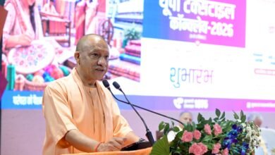 लखनऊ में यूपी टेक्सटाइल्स कॉन्क्लेव-2026 के उद्घाटन पर मुख्यमंत्री योगी आदित्यनाथ ने उत्तर प्रदेश को ग्लोबल टेक्सटाइल हब बनाने का लक्ष्य रखा। कार्यक्रम में 5,196 करोड़ रुपये के नए निवेश प्रस्तावों के एमओयू हुए। मुख्यमंत्री ने UP टेक मित्र पोर्टल और हथकरघा बुनकर समृद्धि योजना की शुरुआत की। उन्होंने फाइबर से यार्न, फैब्रिक, गारमेंट और ब्रांड तक पूरी वैल्यू चेन प्रदेश में विकसित करने पर जोर दिया। नोएडा को अपैरल सिटी और यूपी को टेक्निकल टेक्सटाइल का प्रमुख केंद्र बनाने की दिशा में पहल जारी है।