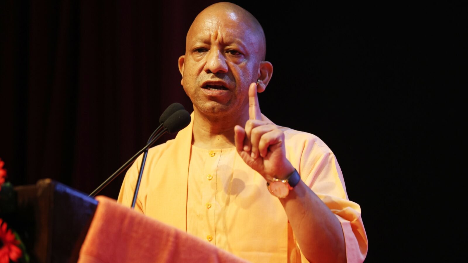 लखनऊ के लोकभवन में मिशन रोजगार कार्यक्रम के तहत मुख्यमंत्री योगी आदित्यनाथ ने 818 नवचयनित अभ्यर्थियों को नियुक्ति पत्र वितरित किए। मुख्यमंत्री ने अगले छह महीने में एक लाख से अधिक युवाओं को सरकारी नौकरी देने की घोषणा की। उन्होंने यूपी पुलिस, होमगार्ड, UPSSSC, उत्तर प्रदेश शिक्षा चयन आयोग और UPPSC में प्रस्तावित नियुक्तियों का भी उल्लेख किया। कार्यक्रम में आयुष, चिकित्सा एवं स्वास्थ्य और MSME विभाग के चयनित अभ्यर्थी शामिल रहे। मुख्यमंत्री ने भर्ती प्रक्रिया में पारदर्शिता और समयबद्धता पर जोर दिया।