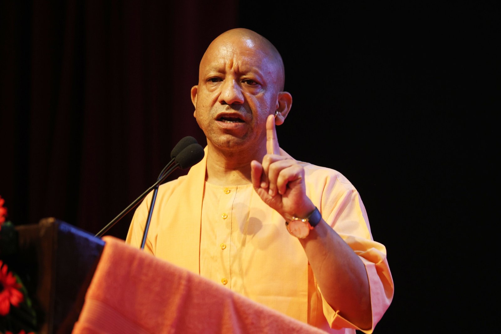 लखनऊ के लोकभवन में मिशन रोजगार कार्यक्रम के तहत मुख्यमंत्री योगी आदित्यनाथ ने 818 नवचयनित अभ्यर्थियों को नियुक्ति पत्र वितरित किए। मुख्यमंत्री ने अगले छह महीने में एक लाख से अधिक युवाओं को सरकारी नौकरी देने की घोषणा की। उन्होंने यूपी पुलिस, होमगार्ड, UPSSSC, उत्तर प्रदेश शिक्षा चयन आयोग और UPPSC में प्रस्तावित नियुक्तियों का भी उल्लेख किया। कार्यक्रम में आयुष, चिकित्सा एवं स्वास्थ्य और MSME विभाग के चयनित अभ्यर्थी शामिल रहे। मुख्यमंत्री ने भर्ती प्रक्रिया में पारदर्शिता और समयबद्धता पर जोर दिया।