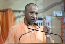 गोरखपुर में गोरखनाथ मंदिर के सप्त दिवसीय पुण्यतिथि समारोह में मुख्यमंत्री योगी आदित्यनाथ ने भारतीय ज्ञान परंपरा, संस्कृति और विरासत को आधुनिक तकनीक से नई पीढ़ी तक पहुंचाने पर जोर दिया। उन्होंने कहा कि भारत की ज्ञान परंपरा को प्रमाणों के साथ दुनिया के सामने रखना होगा। योगी ने तक्षशिला, नालंदा, काशी और उज्जैन जैसे प्राचीन ज्ञान केंद्रों का उल्लेख किया। उन्होंने पांडुलिपियों के संरक्षण, डिजिटाइजेशन और पाणिनि, चाणक्य समेत महान भारतीय विद्वानों की विरासत से युवाओं को जोड़ने की बात कही।