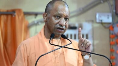 गोरखपुर में गोरखनाथ मंदिर के सप्त दिवसीय पुण्यतिथि समारोह में मुख्यमंत्री योगी आदित्यनाथ ने भारतीय ज्ञान परंपरा, संस्कृति और विरासत को आधुनिक तकनीक से नई पीढ़ी तक पहुंचाने पर जोर दिया। उन्होंने कहा कि भारत की ज्ञान परंपरा को प्रमाणों के साथ दुनिया के सामने रखना होगा। योगी ने तक्षशिला, नालंदा, काशी और उज्जैन जैसे प्राचीन ज्ञान केंद्रों का उल्लेख किया। उन्होंने पांडुलिपियों के संरक्षण, डिजिटाइजेशन और पाणिनि, चाणक्य समेत महान भारतीय विद्वानों की विरासत से युवाओं को जोड़ने की बात कही।