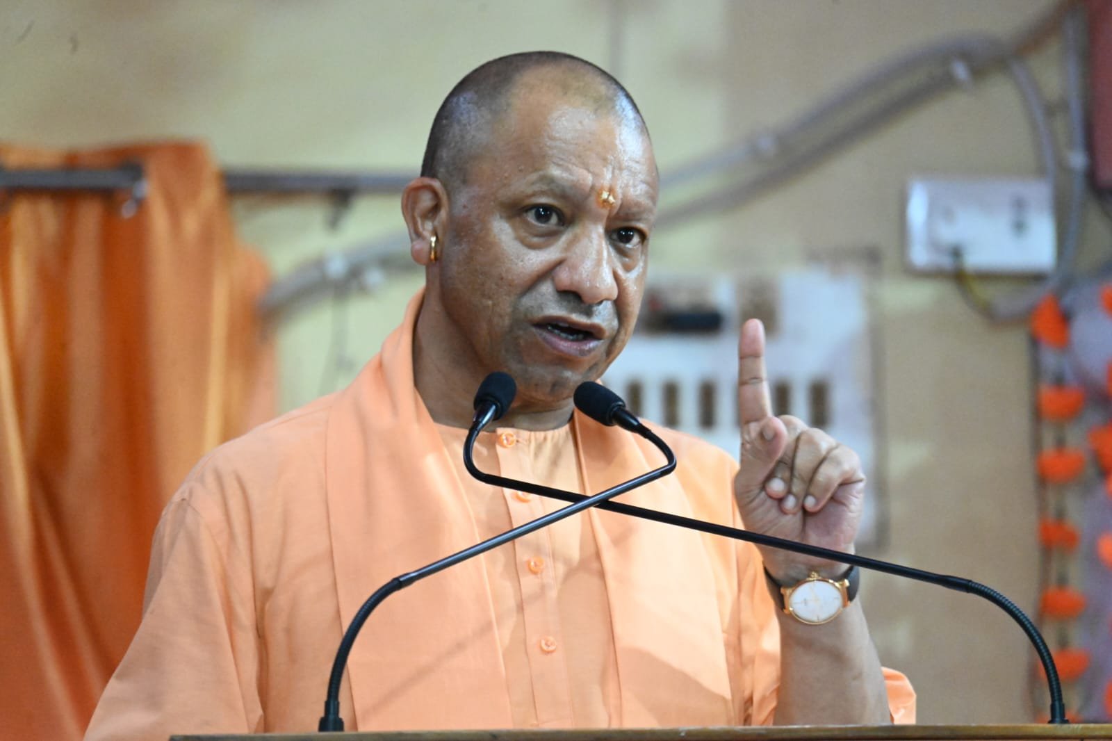 गोरखपुर में गोरखनाथ मंदिर के सप्त दिवसीय पुण्यतिथि समारोह में मुख्यमंत्री योगी आदित्यनाथ ने भारतीय ज्ञान परंपरा, संस्कृति और विरासत को आधुनिक तकनीक से नई पीढ़ी तक पहुंचाने पर जोर दिया। उन्होंने कहा कि भारत की ज्ञान परंपरा को प्रमाणों के साथ दुनिया के सामने रखना होगा। योगी ने तक्षशिला, नालंदा, काशी और उज्जैन जैसे प्राचीन ज्ञान केंद्रों का उल्लेख किया। उन्होंने पांडुलिपियों के संरक्षण, डिजिटाइजेशन और पाणिनि, चाणक्य समेत महान भारतीय विद्वानों की विरासत से युवाओं को जोड़ने की बात कही।