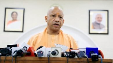 लखनऊ में मुख्यमंत्री योगी आदित्यनाथ ने SIR को लेकर कांग्रेस, सपा, राजद समेत विपक्षी दलों पर तीखा हमला बोला। उन्होंने कहा कि देश में SIR पहले भी कई बार हो चुका है और इसे लेकर भ्रम फैलाना लोकतांत्रिक संस्थाओं को कमजोर करने जैसा है। मुख्यमंत्री ने चुनाव आयोग और संवैधानिक संस्थाओं पर सवाल उठाने को दुर्भाग्यपूर्ण बताते हुए विपक्ष से आत्मावलोकन करने की अपील की। उन्होंने कहा कि लोकतंत्र में हिंसा, तोड़फोड़ और दुष्प्रचार के लिए कोई स्थान नहीं है।