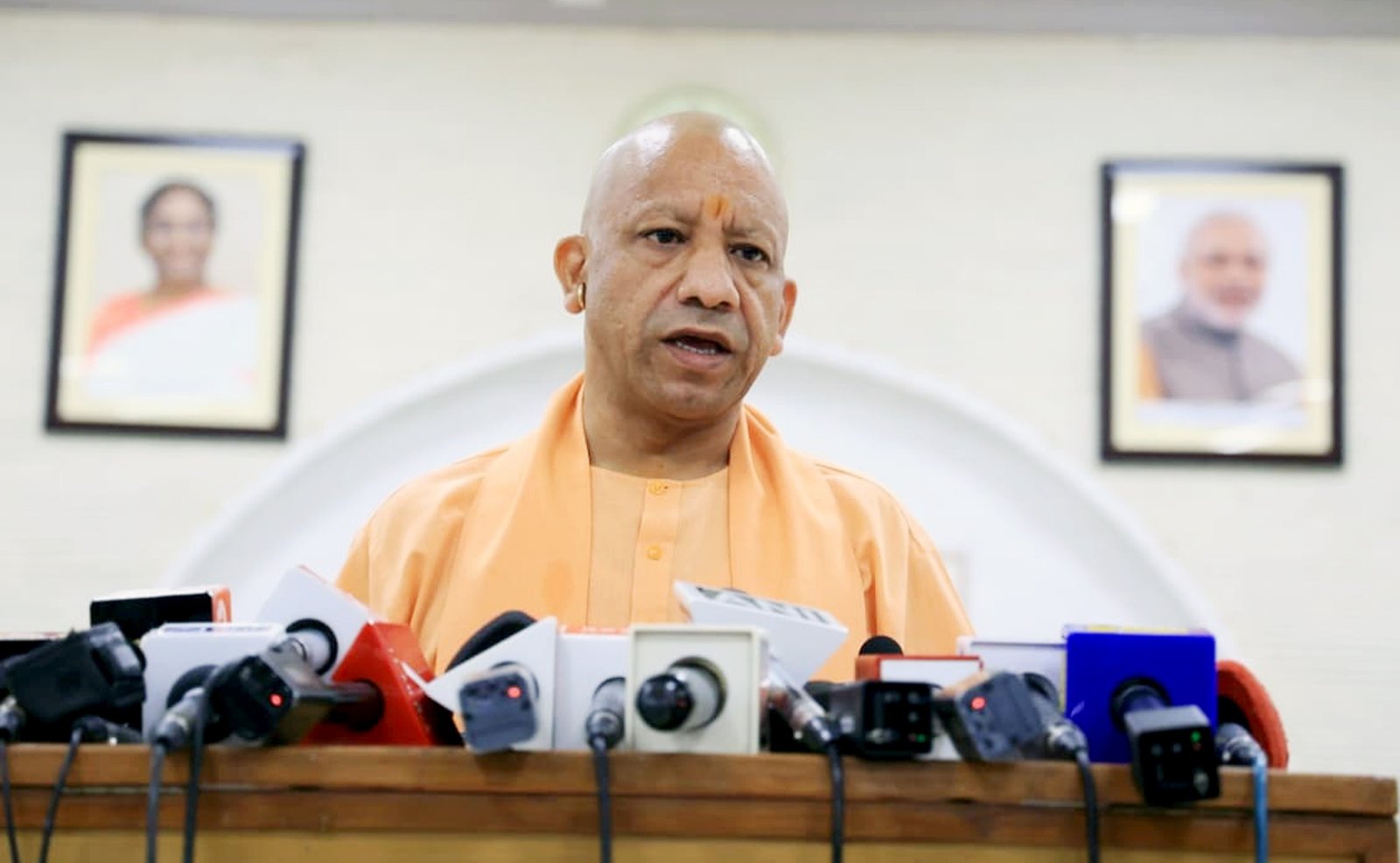 लखनऊ में मुख्यमंत्री योगी आदित्यनाथ ने SIR को लेकर कांग्रेस, सपा, राजद समेत विपक्षी दलों पर तीखा हमला बोला। उन्होंने कहा कि देश में SIR पहले भी कई बार हो चुका है और इसे लेकर भ्रम फैलाना लोकतांत्रिक संस्थाओं को कमजोर करने जैसा है। मुख्यमंत्री ने चुनाव आयोग और संवैधानिक संस्थाओं पर सवाल उठाने को दुर्भाग्यपूर्ण बताते हुए विपक्ष से आत्मावलोकन करने की अपील की। उन्होंने कहा कि लोकतंत्र में हिंसा, तोड़फोड़ और दुष्प्रचार के लिए कोई स्थान नहीं है।