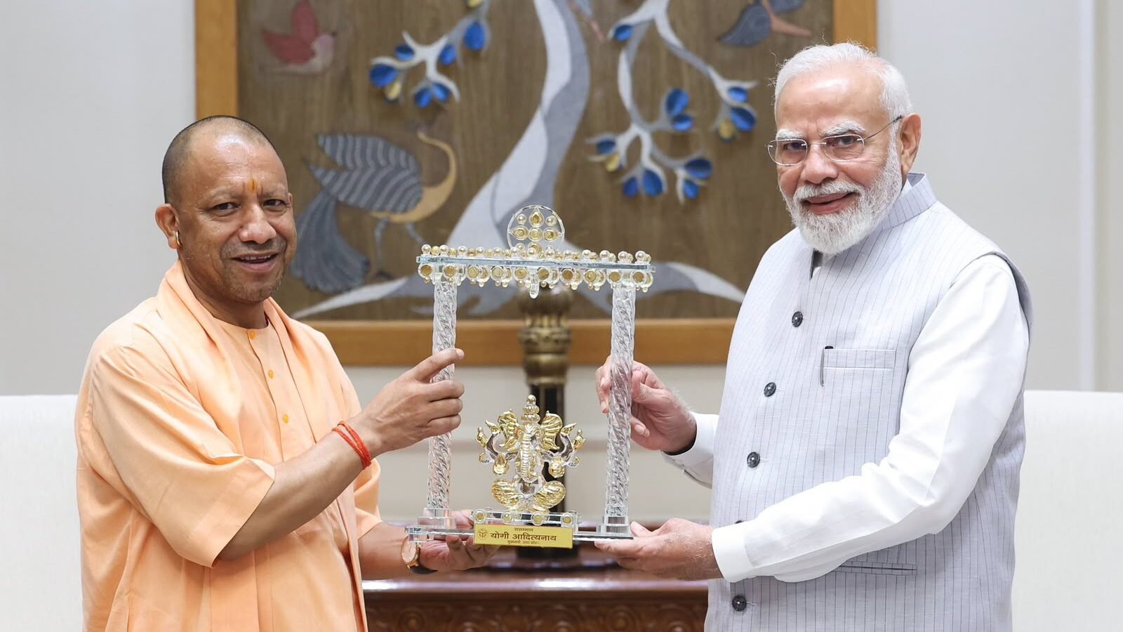 उत्तर प्रदेश के मुख्यमंत्री योगी आदित्यनाथ ने नई दिल्ली में प्रधानमंत्री नरेंद्र मोदी से शिष्टाचार भेंट की। उन्होंने फिरोजाबाद के ODOP ग्लासवर्क से बनी भगवान गणेश की प्रतिमा भेंट की। इसके बाद योगी ने केंद्रीय मंत्री जेपी नड्डा से भी मुलाकात की।
